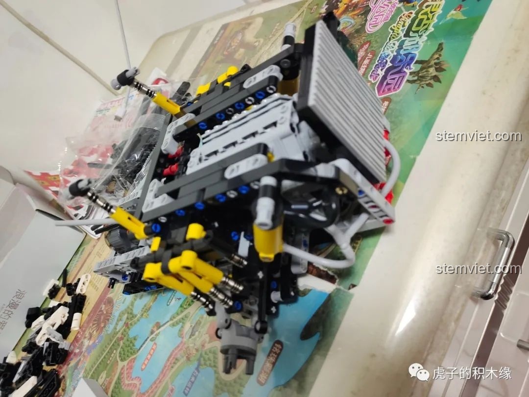 Khung gầm Mould King 19002 đang được lắp ráp, thể hiện hệ thống treo