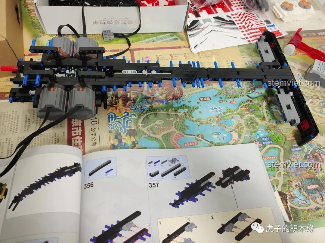 Khung gầm sau của Mould King 19002 đang được lắp ráp, thể hiện cấu trúc phức tạp