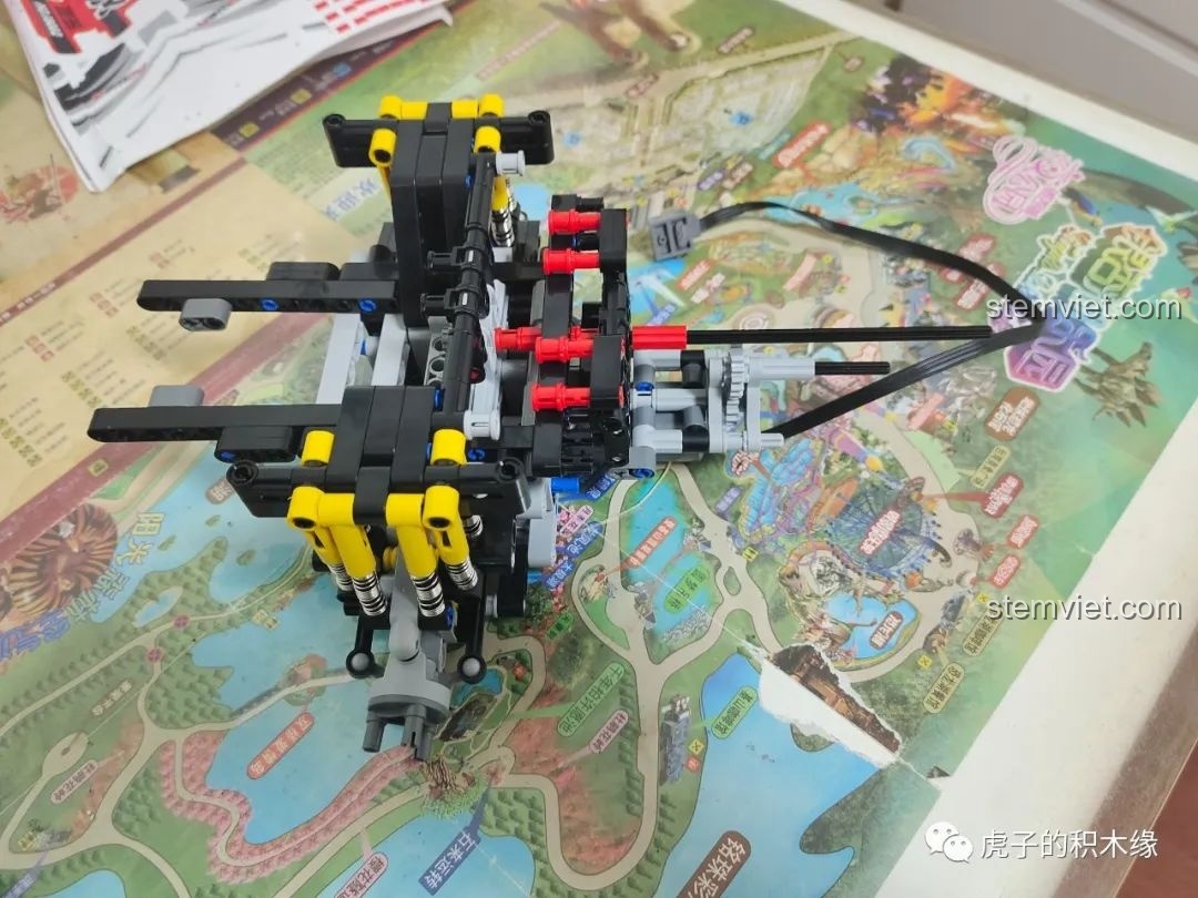 Quá trình lắp ráp phần khung gầm và hệ thống lái của Mould King 19002