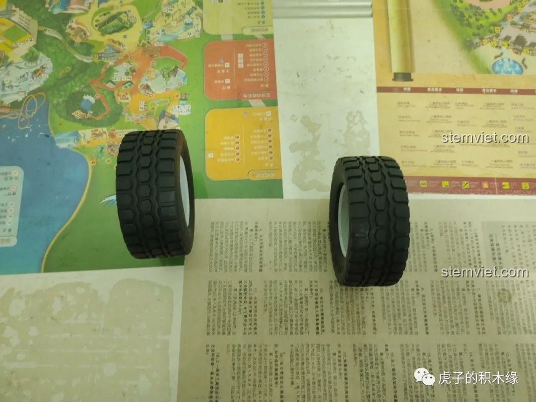 Cận cảnh lốp xe Mould King 19002, thể hiện chi tiết vân lốp và chất liệu