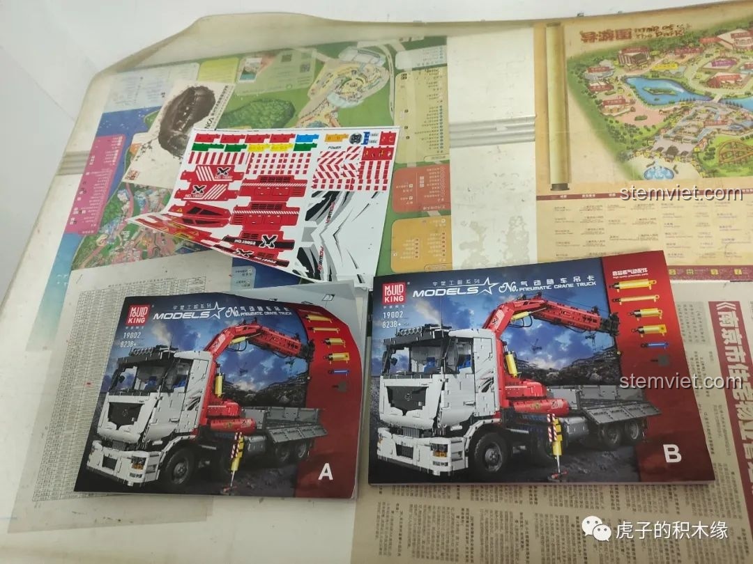 Hai cuốn sách hướng dẫn lắp ráp và bộ sticker của Mould King 19002