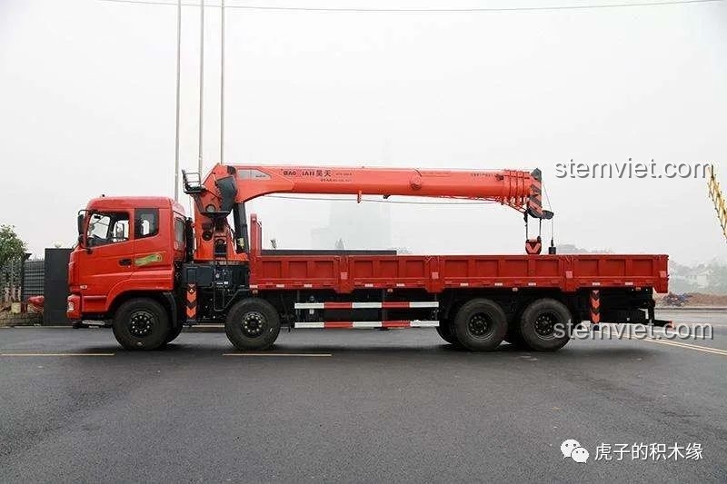 So sánh mô hình xe tải cần cẩu Mould King 19002 với xe thật, cho thấy độ chính xác