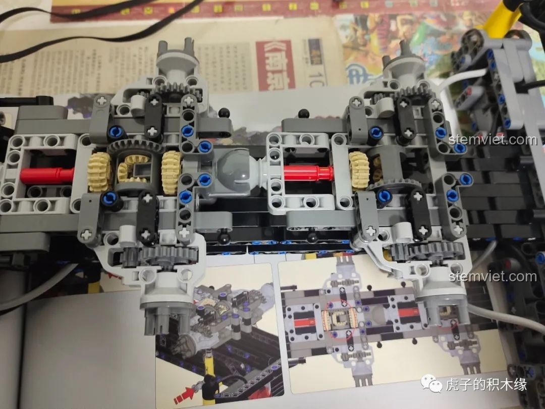 Phần thân xe và cần cẩu của Mould King 19002 đang được lắp ráp vào khung gầm