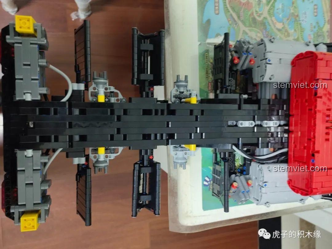 Tổng quan phần thân xe Mould King 19002 từ phía trên, cho thấy sự hoàn thiện