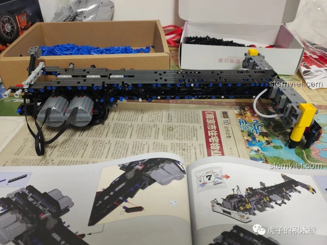 Cận cảnh hệ thống truyền động và vi sai của Mould King 19002