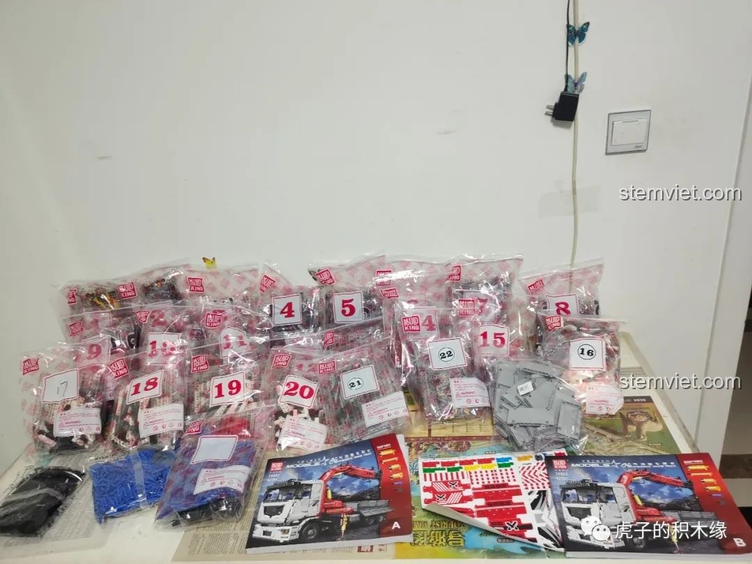 Các túi chi tiết được đánh số, sách hướng dẫn và bánh xe của Mould King 19002