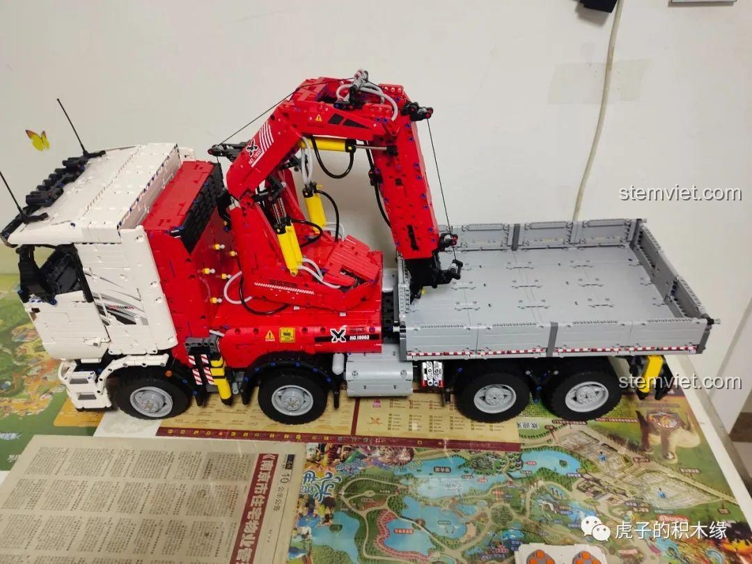 Mô hình hoàn chỉnh xe tải cần cẩu khí nén Mould King 19002 màu đỏ trắng, chi tiết chân thực