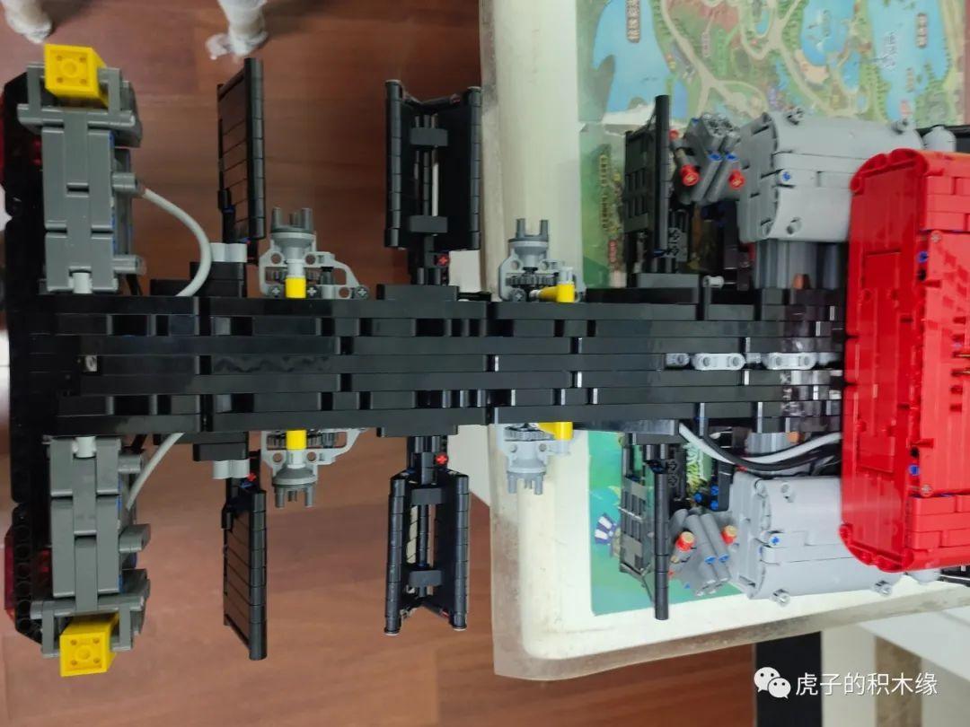 Khung gầm chắc chắn của bộ lắp ráp Xe Tải Cần Cẩu Khí Nén Mould King 19002, nền tảng vững chắc cho con trai 14 tuổi yêu kỹ thuật.