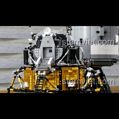 Mô hình hoàn chỉnh của Tàu vũ trụ Apollo 11 Mould King 21006, sẵn sàng để trưng bày.
