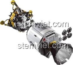 Ảnh so sánh kích thước thực tế của bộ xếp hình Mould King 21006 và hộp đựng, cho thấy sự hoành tráng của mô hình.