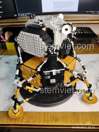Cận cảnh động cơ đẩy của module chỉ huy trong bộ lắp ráp Tàu vũ trụ Apollo 11 Mould King 21006.