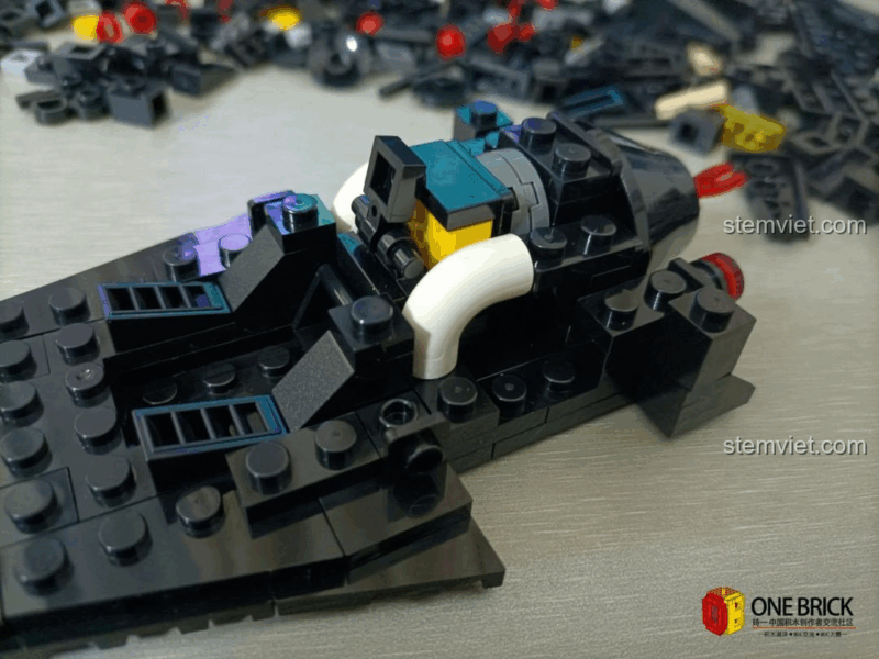Quá trình lắp ráp Mould King 27018 Xe Batmobile, đồ chơi mô hình Xe Thể Thao Dơi, các khối lắp ráp đang được kết nối