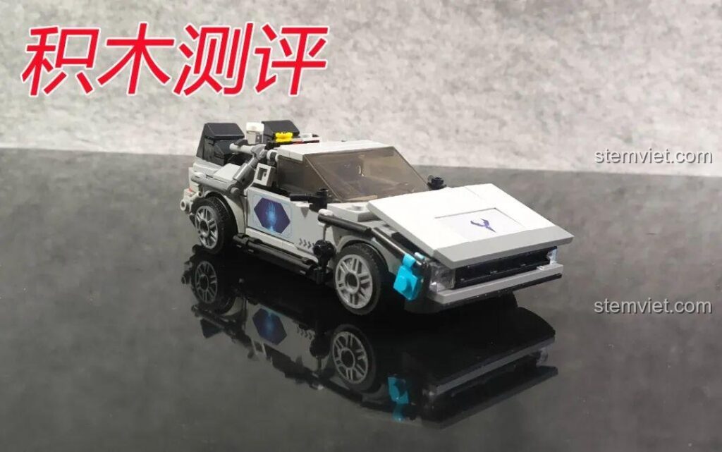 Mô hình Xe DeLorean Du Hành Thời Gian Mould King 27019 hoàn chỉnh, nhìn từ phía trước bên trái, nổi bật với thiết kế chi tiết và màu sắc đặc trưng.