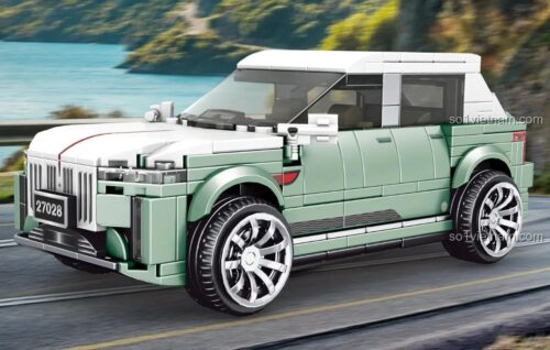 Mô hình xe Hongqi E-HS9 màu xanh lá và trắng đang chạy trên đường cao tốc, phong cảnh núi non hùng vĩ, chi tiết sắc nét, bánh xe kim loại, cửa mở, nội thất đầy đủ, tỉ lệ 1:17, 436 mảnh ghép, tương thích LEGO®, phù hợp cho bé 8 tuổi trở lên.