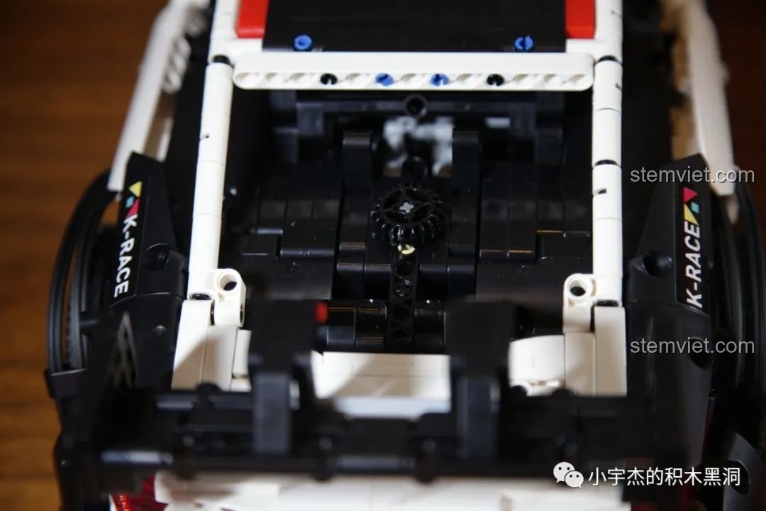 Hai mô hình Mould King Mercedes-Benz AMG C63 DTM màu trắng và xanh đặt cạnh nhau, nhìn từ phía sau.