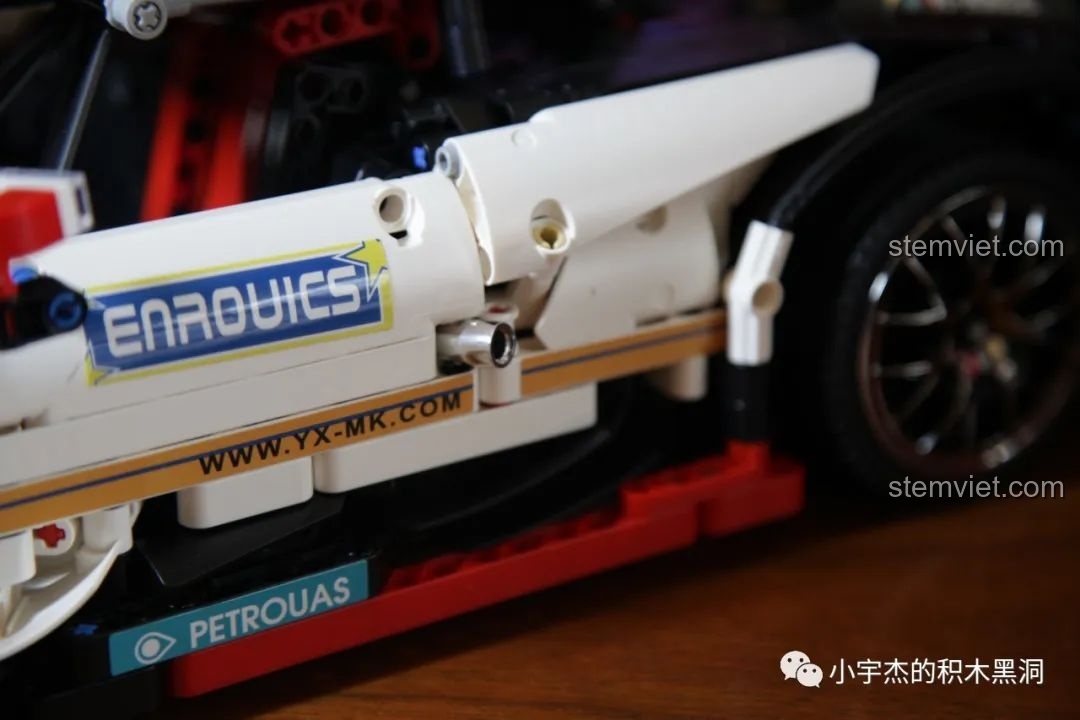 Hai mô hình Mould King Mercedes-Benz AMG C63 DTM màu trắng và xanh đặt cạnh nhau, nhìn từ phía trước.