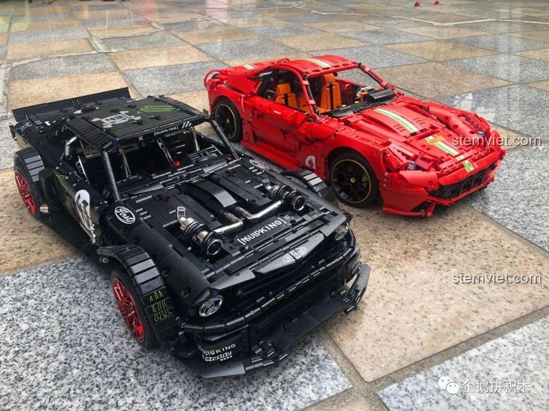 Hai mô hình xe lắp ráp Mustang đen và Ferrari 488 đỏ, thể hiện sự đa dạng của đồ chơi mô hình.