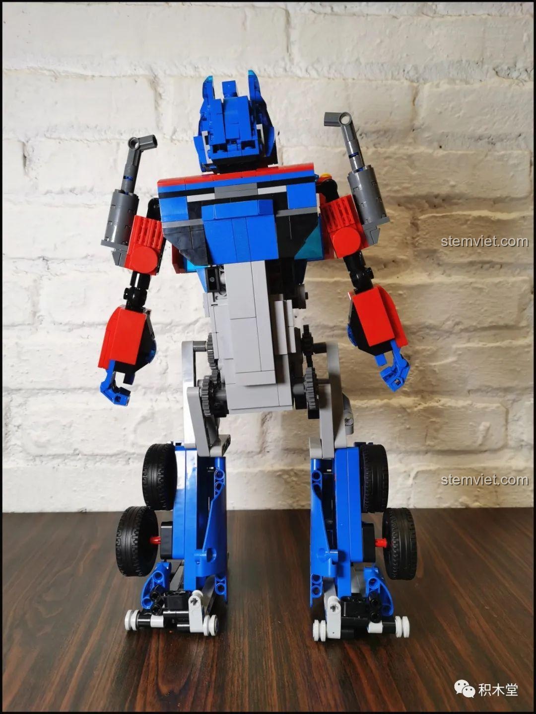 Góc nhìn khác từ phía sau của robot Optimus Prime 15036, cho thấy sự cân đối tổng thể.