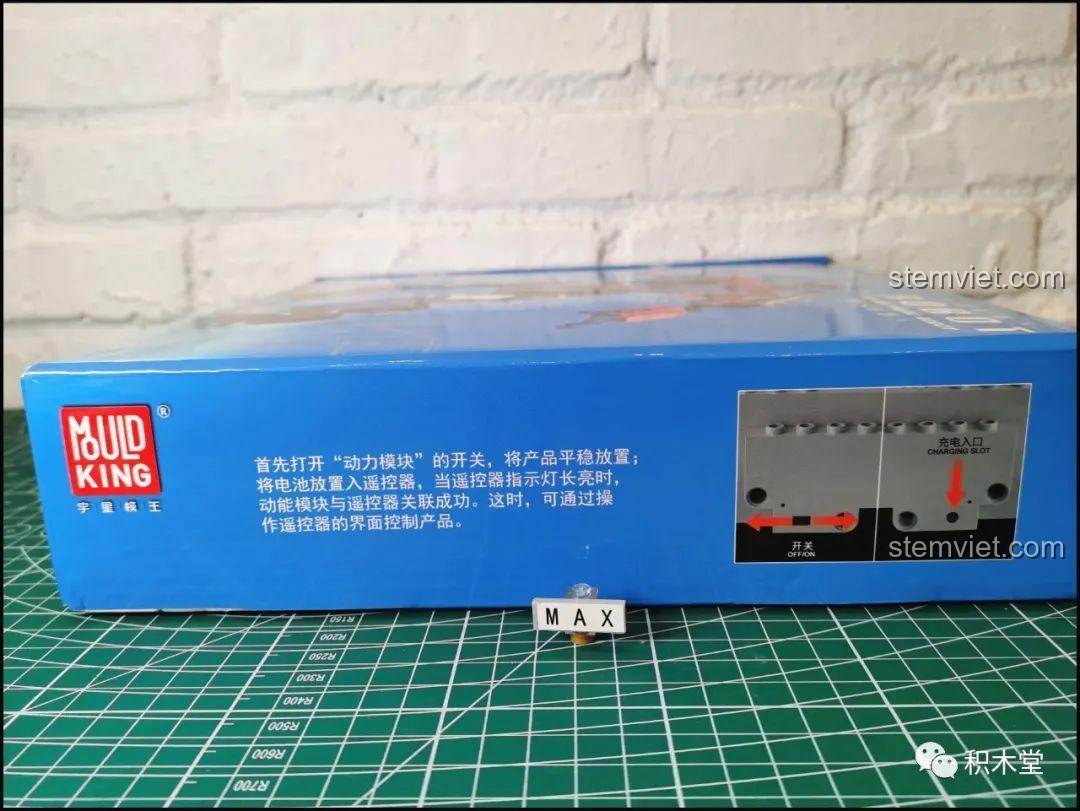 Cận cảnh vị trí công tắc và cổng sạc trên module động cơ của bộ lắp ráp Mould King Optimus Prime 15036.