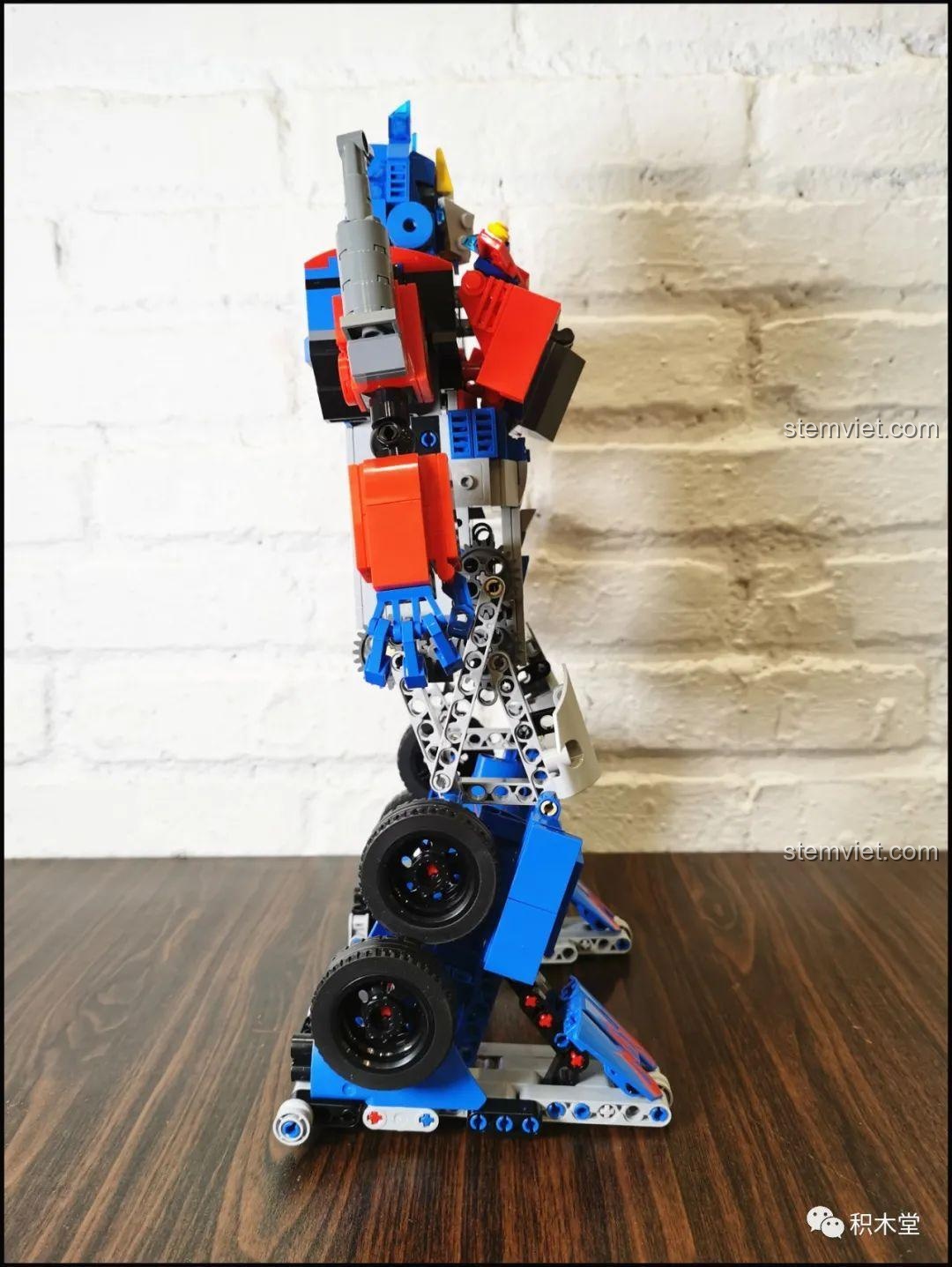 Cận cảnh logo Autobot trên vai của robot Optimus Prime 15036, chi tiết sắc nét.