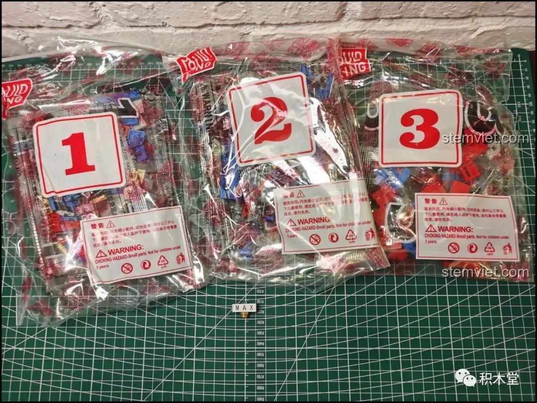 Ba túi chi tiết lắp ráp được đánh số 1, 2, 3 của bộ Mould King Optimus Prime 15036, sẵn sàng cho quá trình lắp ráp.