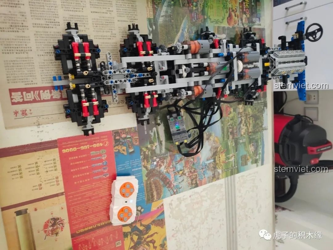 Cận cảnh các chi tiết nghiêng ở phần đuôi mô hình xe tải Tatra T813 8x8 PROFA Mould King 13144.