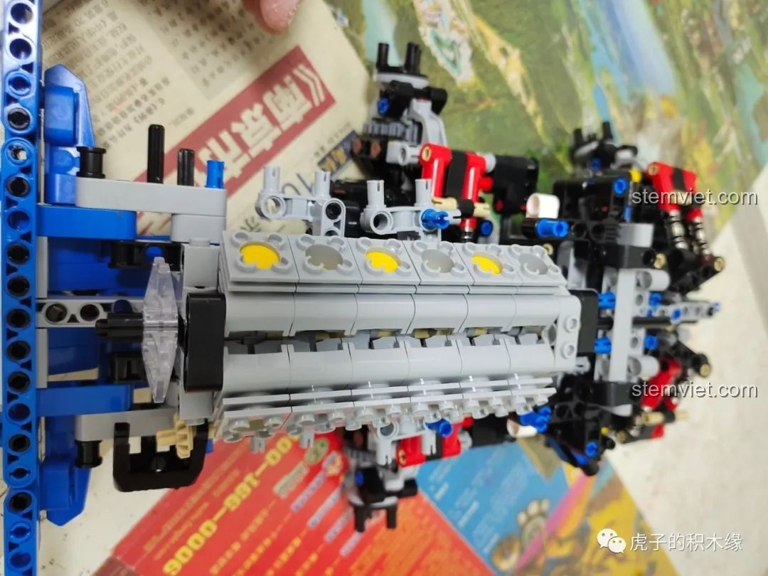 Động cơ V12 được tái hiện chân thực trong mô hình xe tải Tatra T813 8x8 PROFA Mould King 13144.