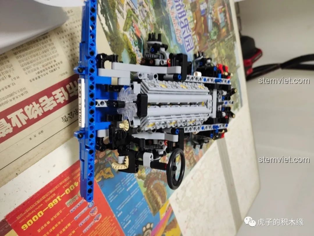 Vị trí động cơ gần vô lăng trong bộ lắp ráp Mould King 13144 Tatra T813 8x8 PROFA, một chi tiết thiết kế độc đáo.