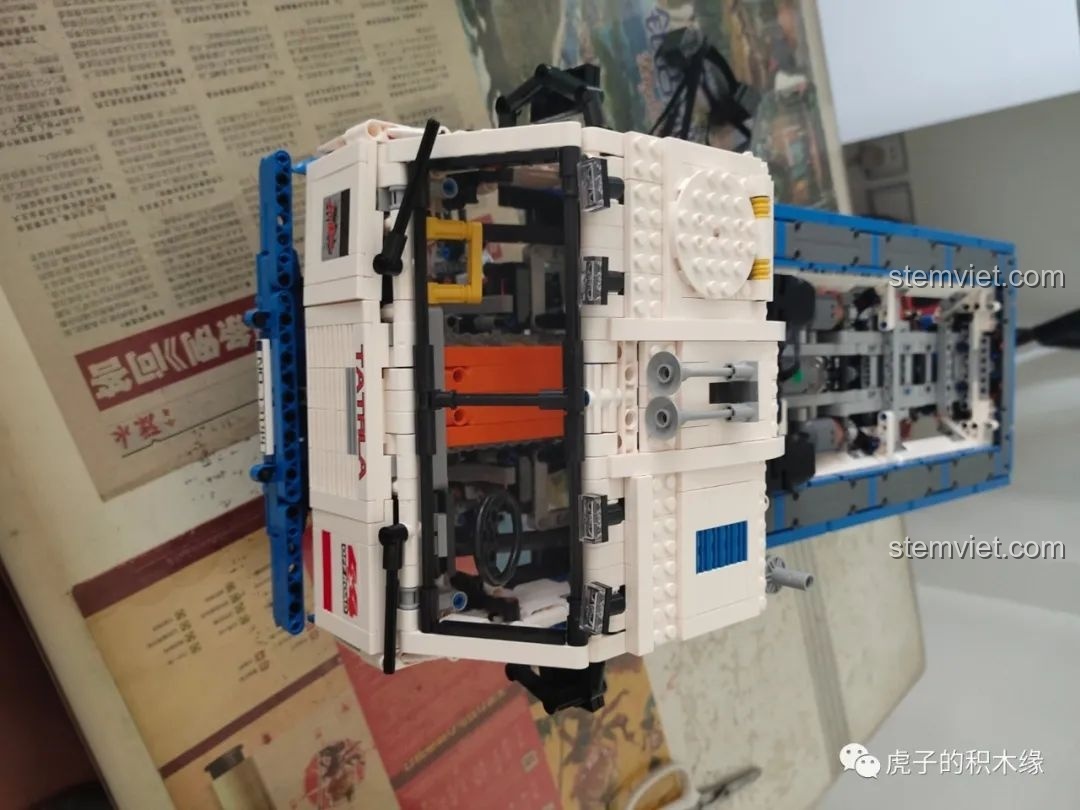 Gắn nắp sau xe tải Tatra T813 8x8 PROFA của Mould King 13144, một chi tiết có thể tháo rời.