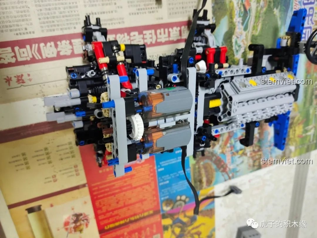 Hệ thống lái với hai động cơ M của bộ lắp ráp Mould King 13144 Tatra T813 8x8 PROFA đang được lắp đặt.