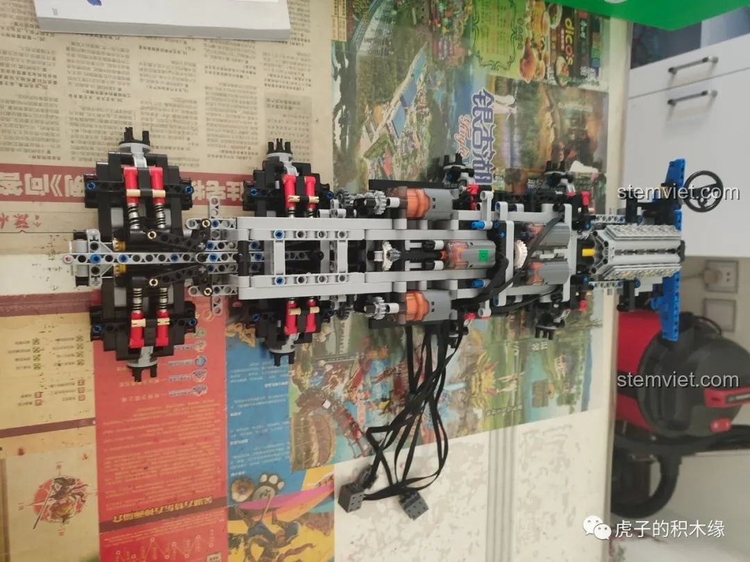 Mô hình xe tải Tatra T813 8x8 PROFA Mould King 13144 hoàn chỉnh, nhìn từ góc nghiêng phía sau, cân đối.