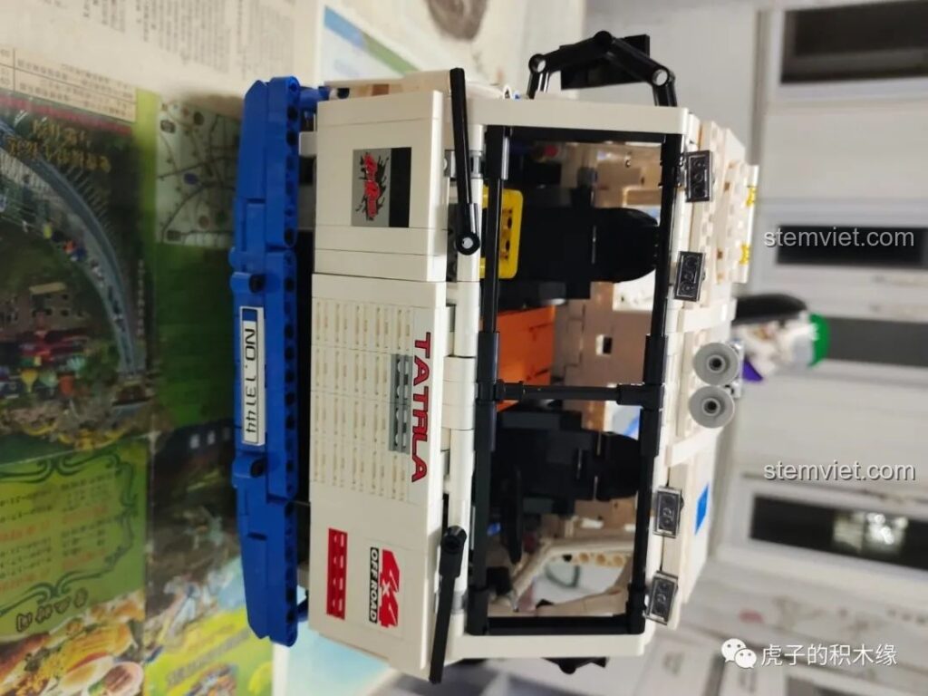 Mô hình xe tải Tatra T813 8x8 PROFA của Mould King 13144 đã hoàn thiện, thể hiện chi tiết ấn tượng và thiết kế mạnh mẽ.