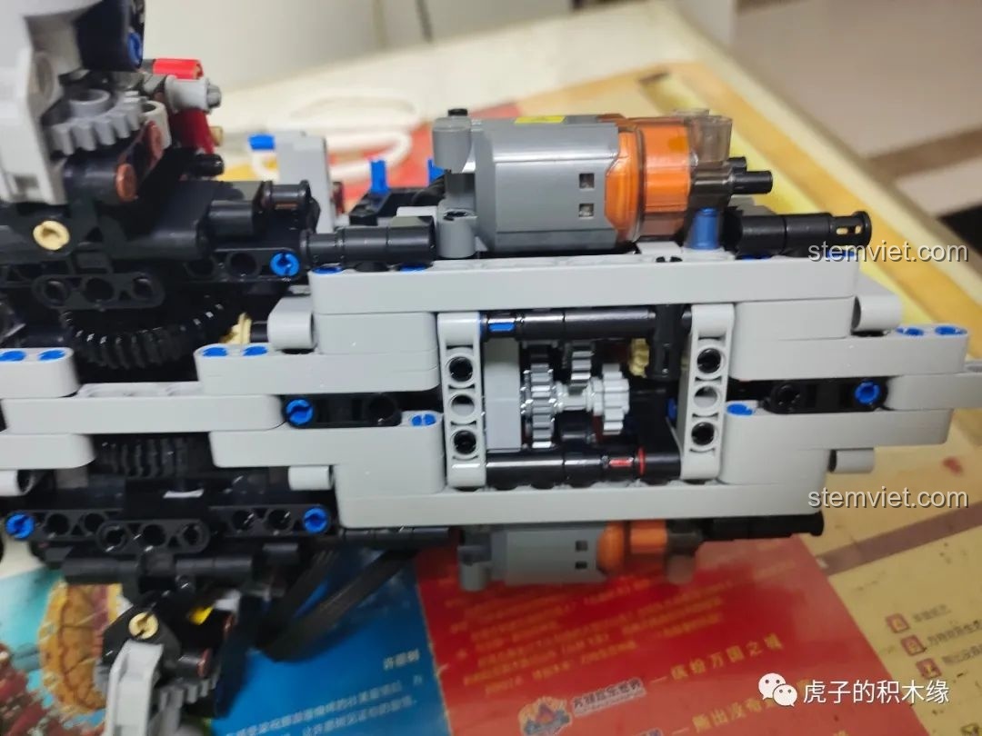 Kiểm tra chức năng chuyển số của động cơ trong mô hình xe tải Tatra T813 8x8 PROFA Mould King 13144.