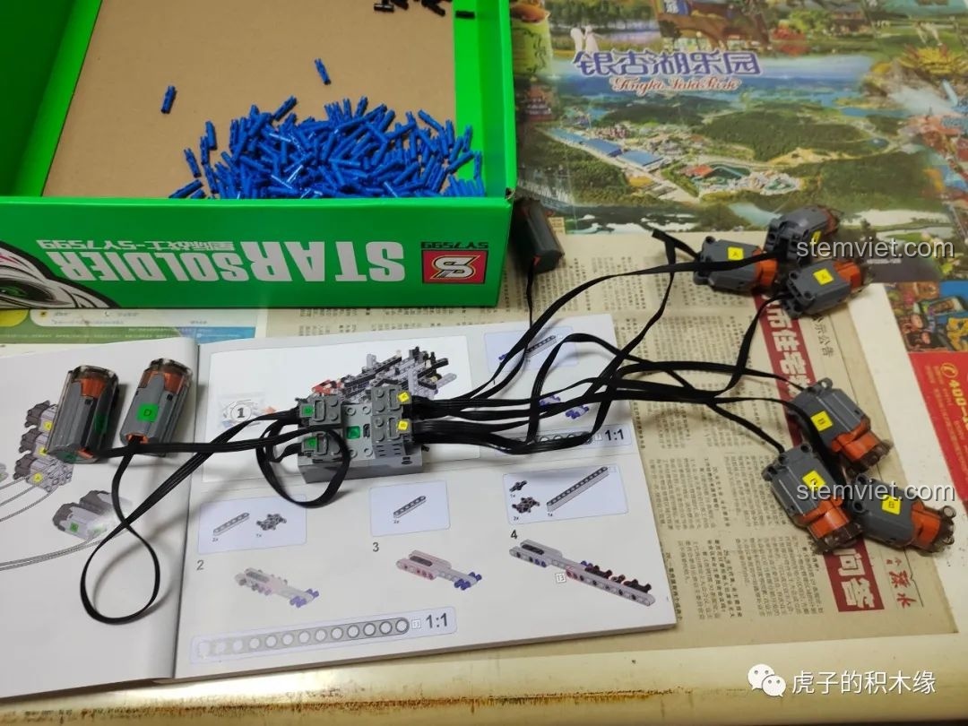 Kiểm tra các động cơ của bộ lắp ráp Mould King 13144 Tatra T813 8x8 PROFA trước khi bắt đầu quá trình lắp ráp.