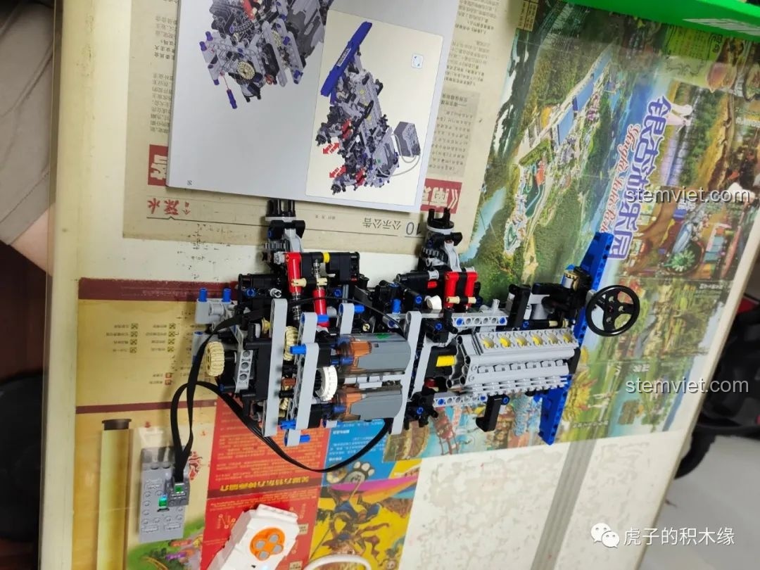 Kiểm tra chức năng lái của mô hình xe tải Tatra T813 8x8 PROFA Mould King 13144, đảm bảo hoạt động chính xác.