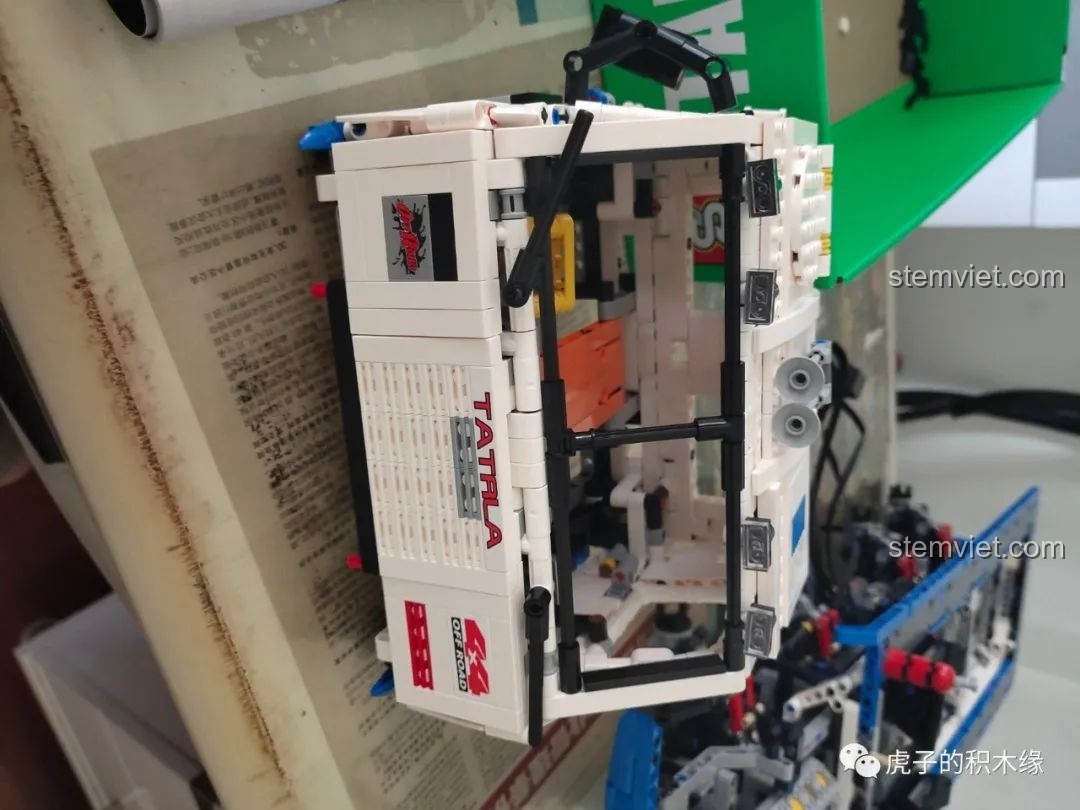 Lắp đặt ghế ngồi vào cabin của mô hình xe tải Tatra T813 8x8 PROFA Mould King 13144.