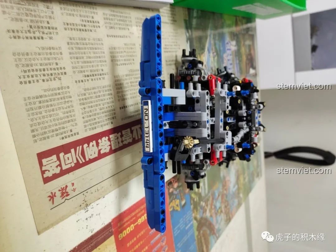 Phần đầu xe tải Tatra T813 8x8 PROFA của Mould King 13144 đang được lắp ráp, thể hiện cấu trúc phức tạp.