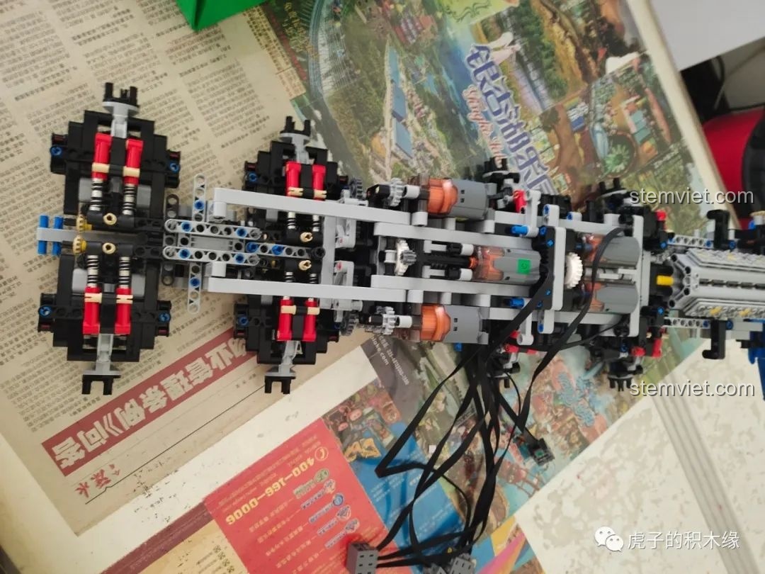 Phần đuôi xe tải Tatra T813 8x8 PROFA của Mould King 13144 đang được lắp ráp, với thiết kế độc đáo.