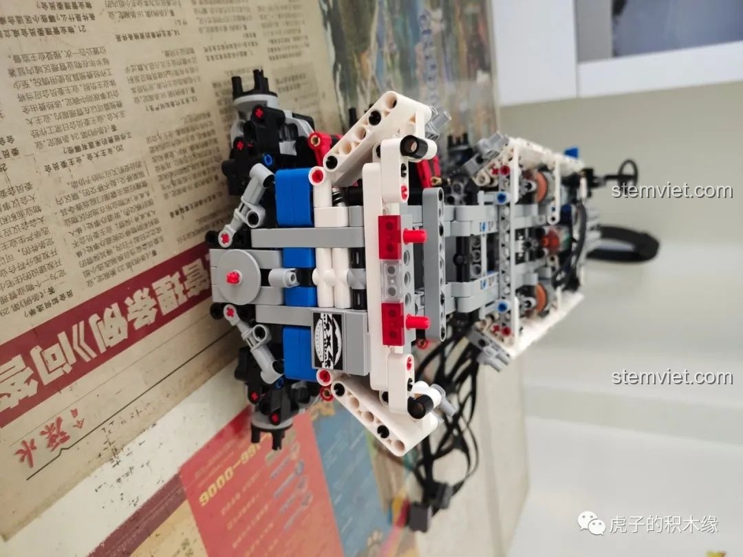 Ghế ngồi và các chi tiết nội thất của bộ lắp ráp Mould King 13144 Tatra T813 8x8 PROFA đang được lắp đặt.