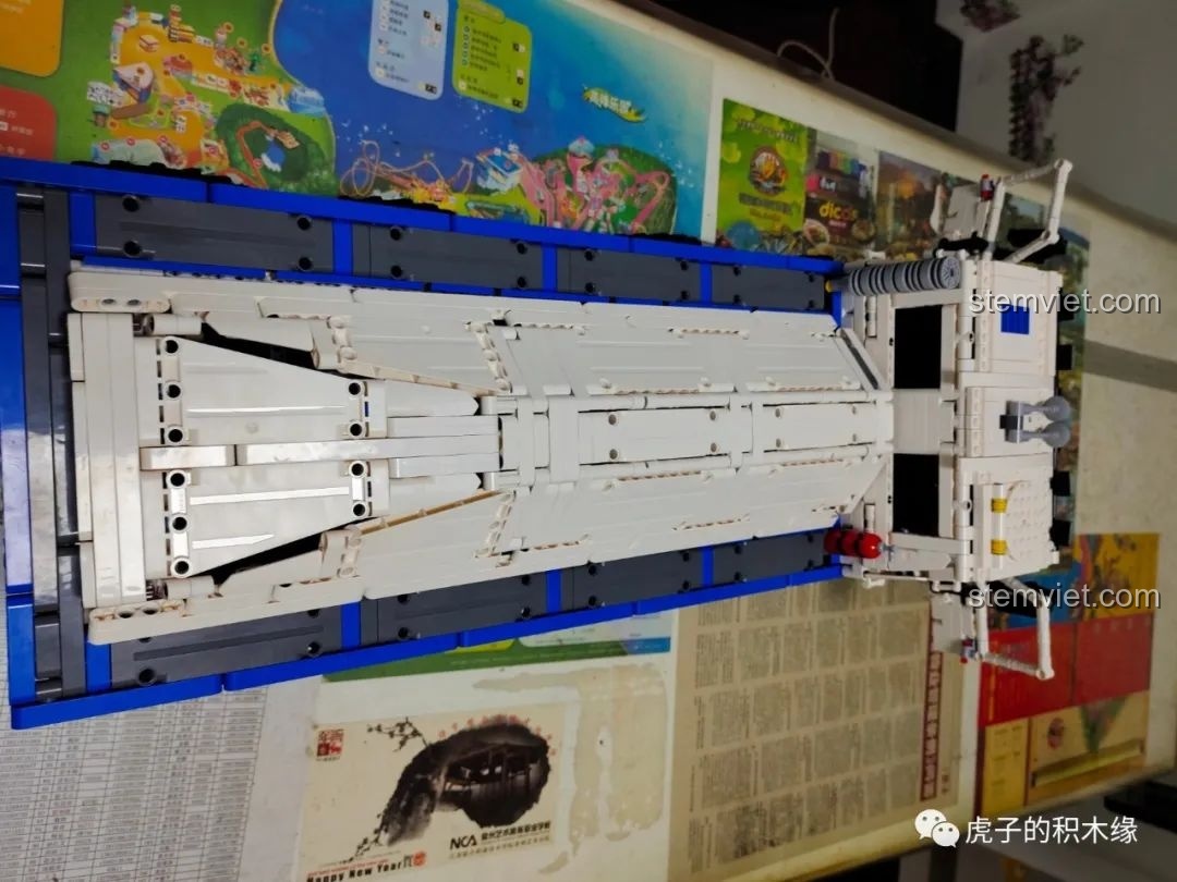 Toàn cảnh phần thân xe tải Tatra T813 8x8 PROFA của Mould King 13144 nhìn từ trên xuống, phô diễn thiết kế độc đáo.