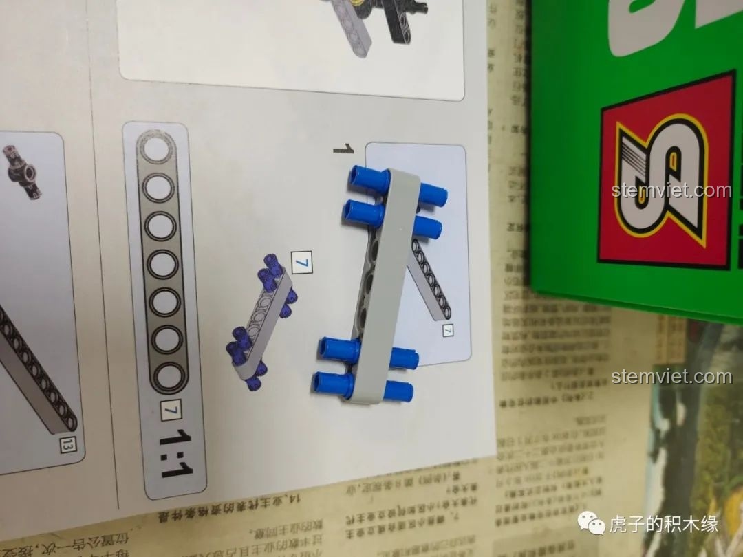 So sánh các chi tiết thanh và trục của bộ xếp hình Mould King 13144 Tatra T813 8x8 PROFA, thể hiện độ chính xác.