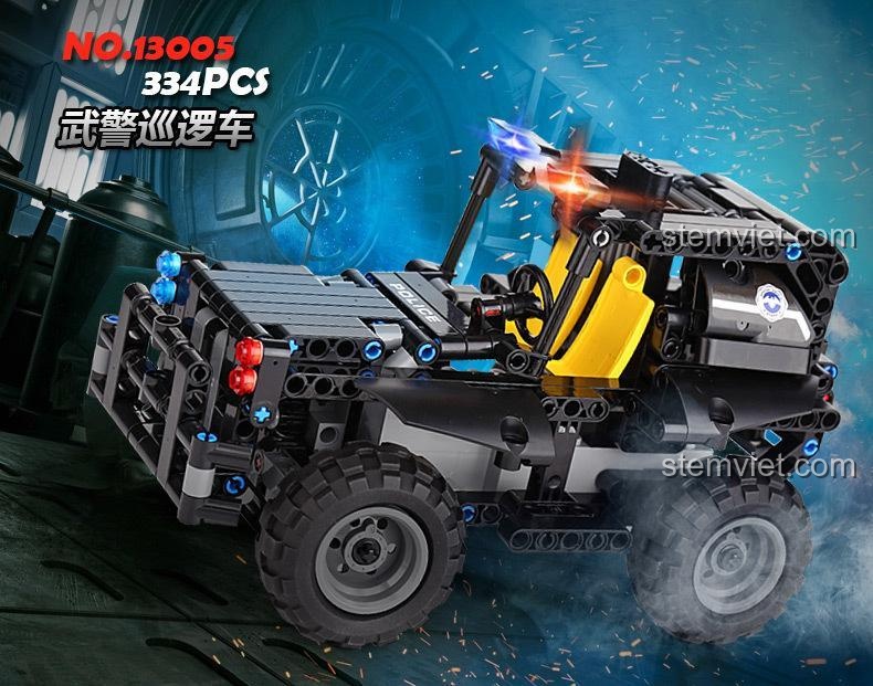 Mô hình xe cảnh sát tuần tra MouldKing 13005 từ góc nhìn sau, thể hiện chi tiết đèn hậu và thiết kế mạnh mẽ.