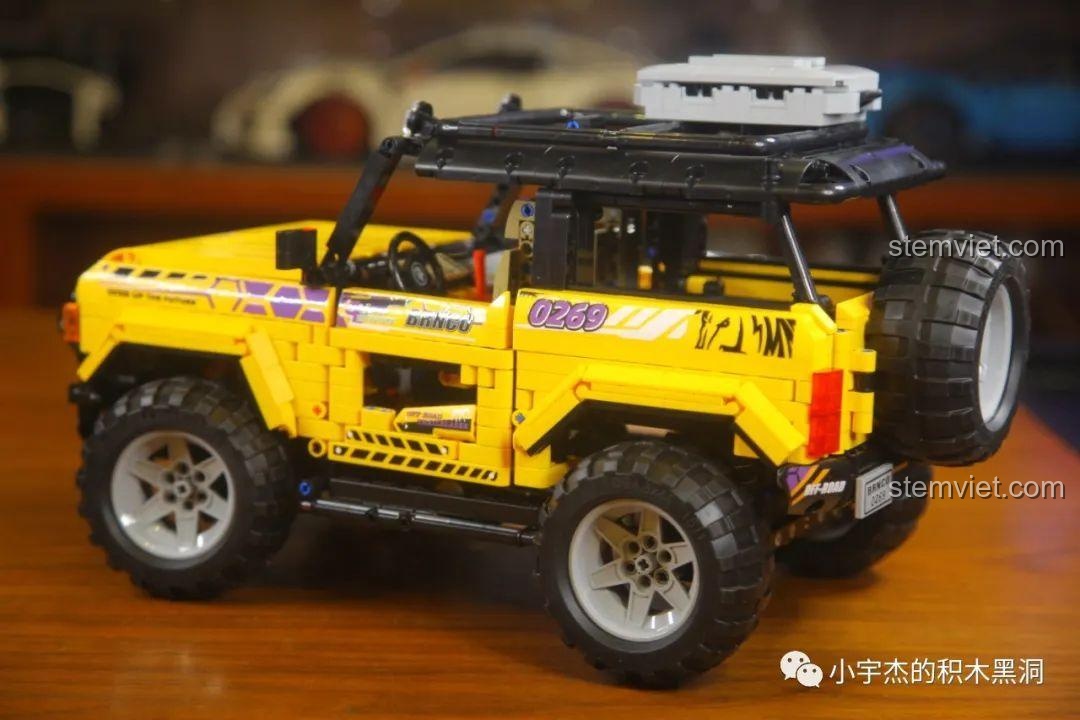 Góc nhìn bên hông xe Ford Bronco MY88005 đã được dán decal hoàn chỉnh.