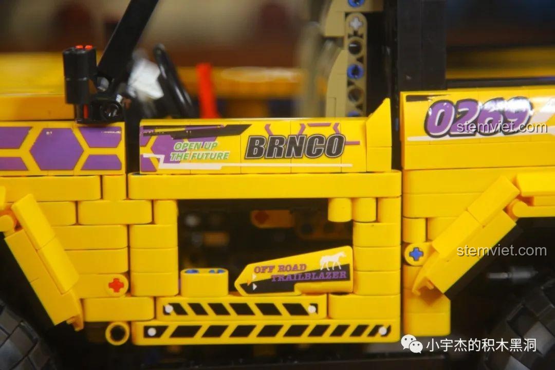 Cận cảnh decal 'BRNCO' và 'OPEN UP THE FUTURE' trên thân xe MOYU BLOCK MY88005.