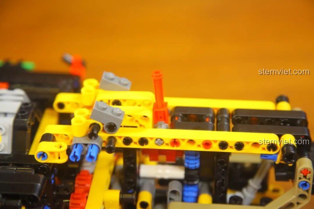 Chi tiết cần số và các cơ cấu điều khiển bên trong xe MOYU BLOCK MY88005.