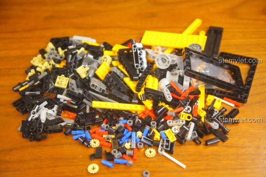 Các chi tiết Technic từ túi số 2 được đổ ra để tiếp tục lắp ráp xe Ford Bronco MY88005.