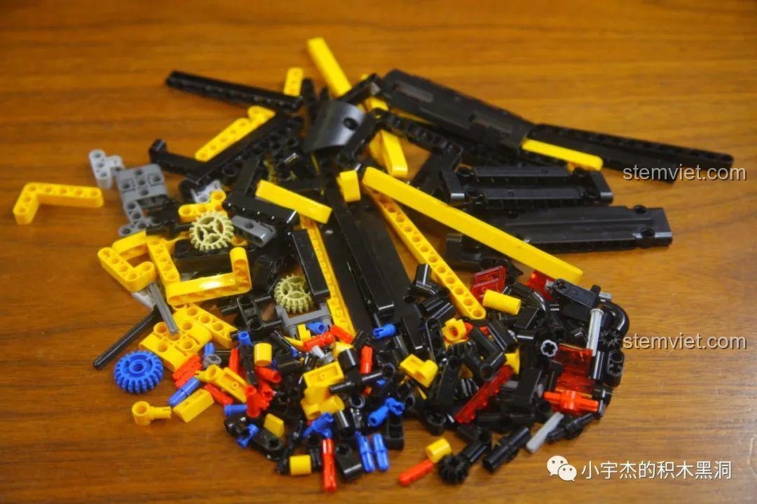 Các chi tiết Technic từ túi số 3 được đổ ra để lắp ráp phần thân xe Ford Bronco MY88005.