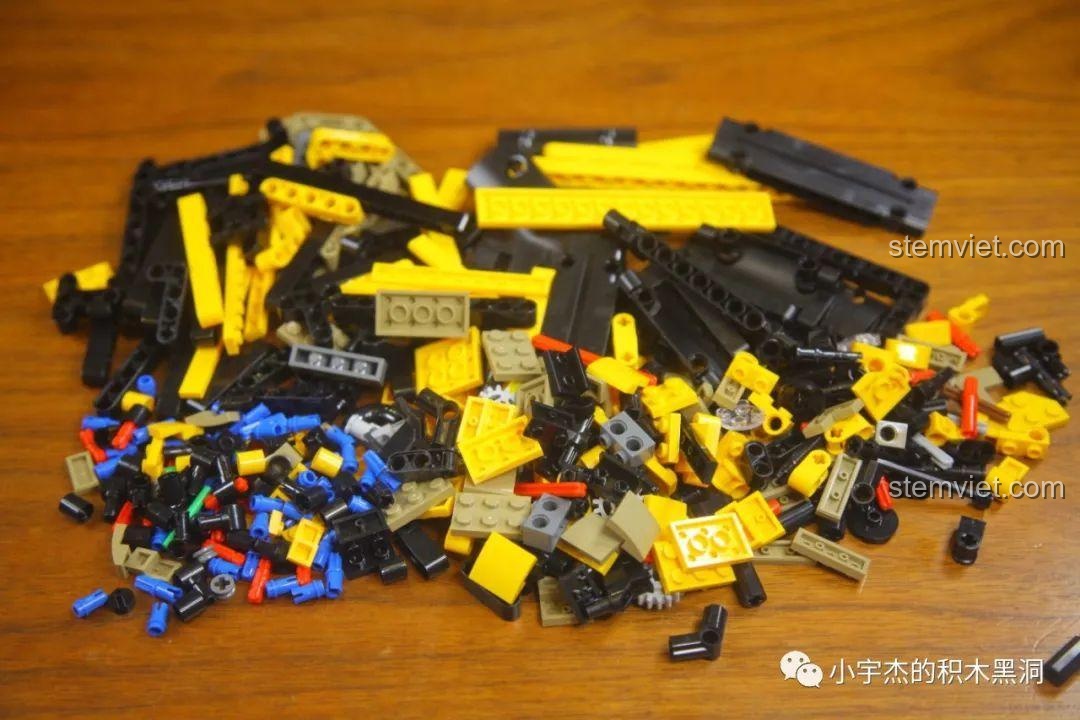 Các chi tiết Technic từ túi số 4 được đổ ra để lắp ráp cabin và nóc xe Ford Bronco MY88005.