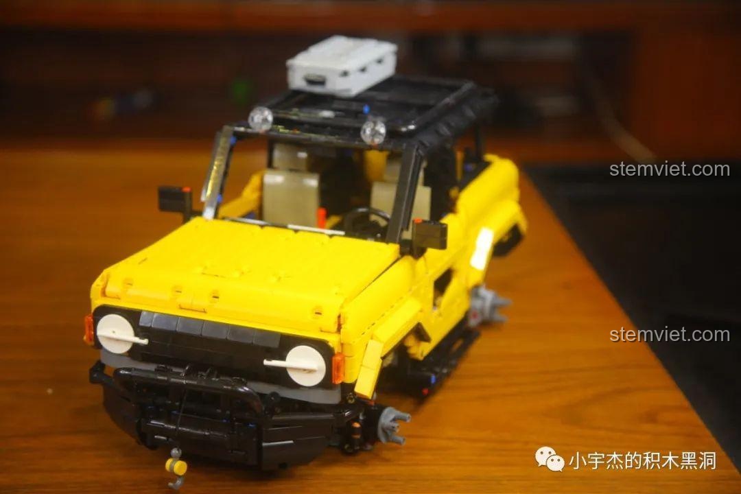 Mô hình xe Ford Bronco MY88005 gần hoàn thiện, chuẩn bị lắp bánh xe.