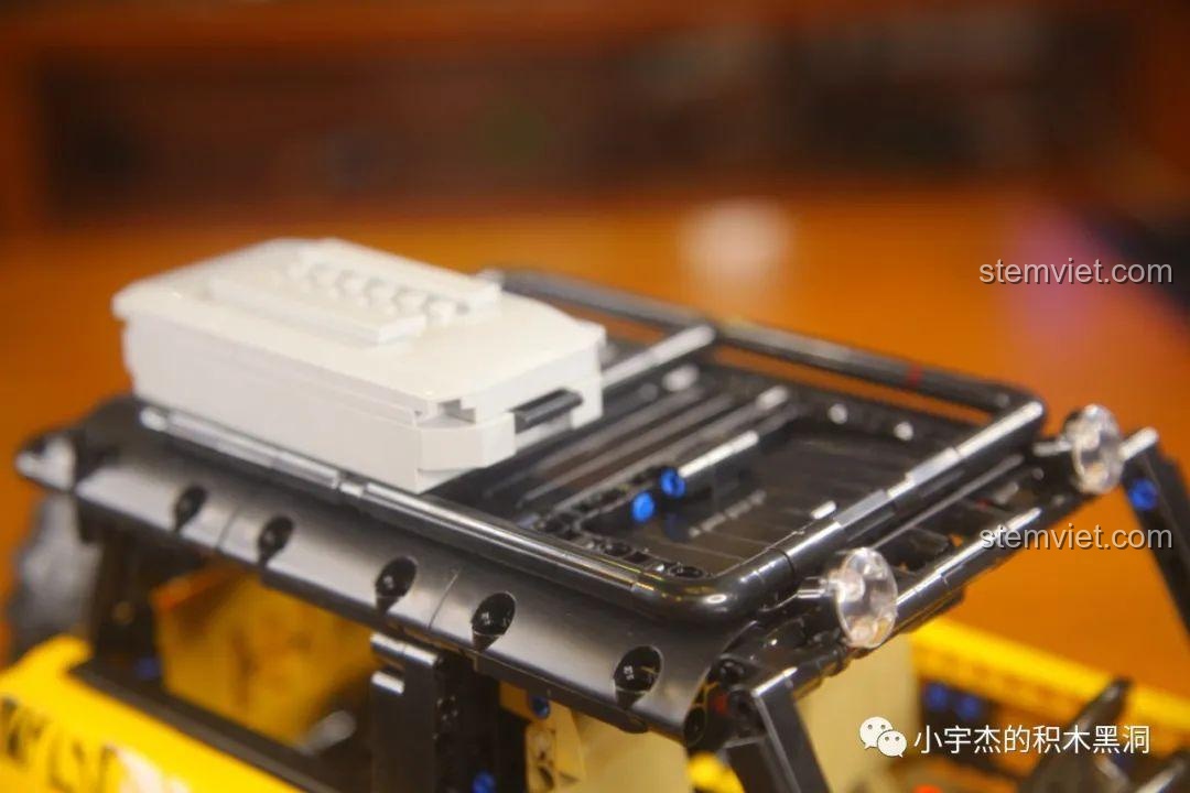 Chi tiết giá nóc và hộp đồ trên nóc xe Ford Bronco MY88005.